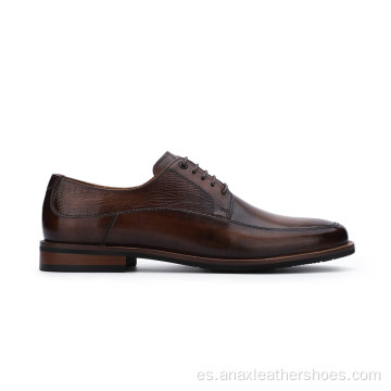 Los hombres formales de la oficina visten los zapatos de cuero